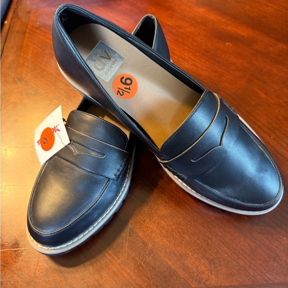 DV by Dolce Vita Black Loafers with White Sole - Picture 1 of 3